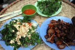 Nộm 'tá lả' vỉa hè Hà Nội hút khách hiếu kì