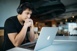 Về nhà thấy cổng mở toang, tôi hoảng sợ khi bắt gặp anh hàng xóm từ trong chính nhà mình bước ra