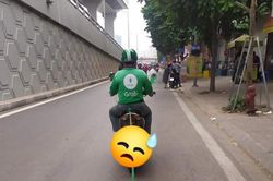 Chàng trai được bác xe ôm kéo giúp chiếc xe hết xăng, nhưng màn 'lật ngửa tình huống' mới gây bất ngờ