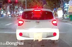 Xe ô tô che biển số khi chạy trên đường
