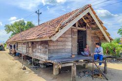 Vắng dần… những ngôi nhà dài