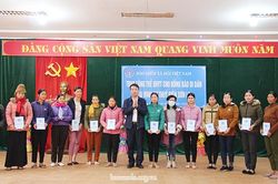 Tổng Giám đốc BHXH Việt Nam trao tặng 50 thẻ BHYT cho đồng bào tái định cư thủy điện Sơn La