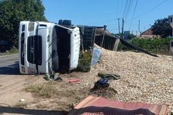 Lật xe container khi ôm cua, tài xế tử vong
