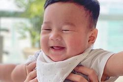 Con trai Hoa hậu Đặng Thu Thảo lại 'đốn tim' fan với nụ cười đẹp như thiên thần