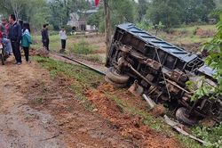 Hà Tĩnh: Mất lái, xe tải đâm lan can lật ngửa bên đường