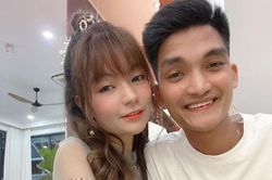 Vợ chồng Mạc Văn Khoa đón con gái đầu lòng sớm một tháng