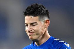 James Rodriguez trượt dài từ cú va chạm với Van Dijk