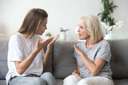 'Tôi bàng hoàng khi bố mẹ yêu cầu chu cấp tiền'