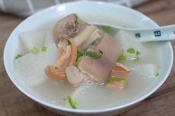 Học làm canh chân giò với mực khô và củ cải