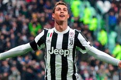 Ronaldo giành liên tiếp 2 giải thưởng, hẹn đấu Messi ở Nou Camp