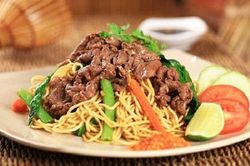 Cách làm mì xào bò rau cải cà chua nhanh gọn cho bữa sáng