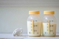 Làm cách nào để bảo quản sữa mẹ vắt ra được lâu?