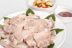 Luộc thịt heo tưởng đơn giản nhưng để chín thơm, ngọt thịt không phải ai cũng biết