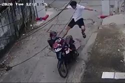 Clip: Trộm đồ lót, tên biến thái nhận ngay cú đá cực chuẩn từ ông chú khi chuẩn bị bỏ trốn