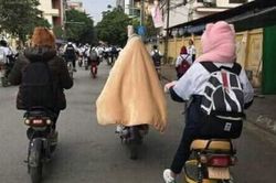 Học sinh miền Bắc bịt kín từ đầu đến chân, mang theo cả chăn mền khi đến lớp giữa mùa đông lạnh giá