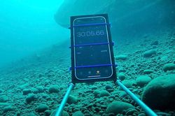 Thử ngâm iPhone 12 trong nước lạnh sâu 20 mét và cái kết bất ngờ