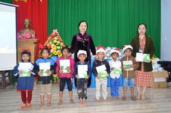 Tặng thiết bị thư viện, sách và hỗ trợ khắc phục hậu quả bão lũ cho học sinh, giáo viên Trường TH&THCS A Vao