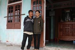 Vừa học, vừa chăm sóc anh trai bị tâm thần