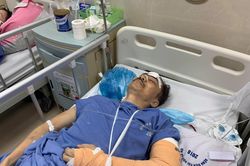 Người đàn ông ngã từ thang máy chung cư, bị hôn mê, gãy tay chân