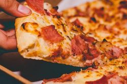 Khi biết lý do khách hàng trả thiếu tiền pizza, shipper có quyết định không thể tốt hơn
