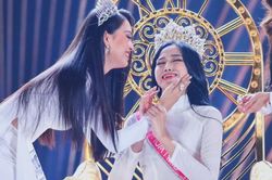 Khoảnh khắc Đỗ Thị Hà đăng quang, Tiểu Vy đã ghé sát tai nói câu gì?