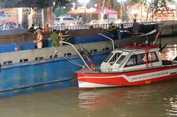 Đi sai luồng, sà lan 500 tấn đâm vào cầu Rạch Cát