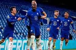 Chelsea 3-1 Leeds: Giroud lại tỏa sáng, Chelsea lên đầu bảng Ngoại hạng Anh