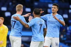 Sterling và De Bruyne tỏa sáng giúp Man City vào top 4