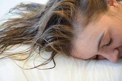 Điều gì xảy ra khi để tóc ướt đi ngủ?