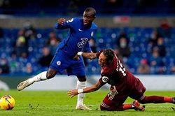 Fan Chelsea sung sướng tột độ vì 'máy chạy' Kante