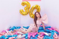 Hồ Bích Trâm mặc váy siêu ngắn đón tuổi 30