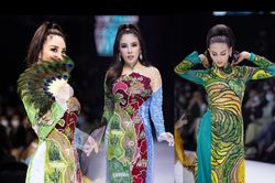 Áo dài đính kết bản đồ Việt Nam cao quý và sang trọng trên sàn diễn thời trang