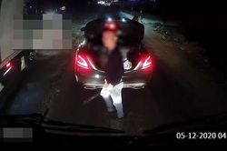 Clip: Lao vào xe tải 2 lần rồi rút gậy golf đòi 'xử nóng', tài xế Mercedes tái mặt khi bị dọa một câu
