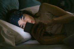 Hiểm họa khôn lường từ thói quen nằm nghiêng dùng điện thoại mà nhiều người đang mắc phải