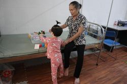Bà nội 70 tuổi thay bố mẹ chăm cháu như con
