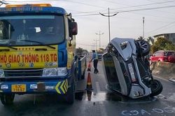 Thoát chết khi chiếc ô tô lao vào dải phân cách rồi lật ngang đường