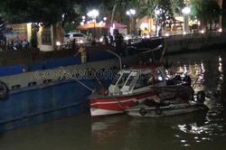 Giải cứu thành công sà lan mắc kẹt dưới cầu đường sắt hơn 100 tuổi ở Đồng Nai