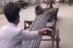 Hai người đàn ông chơi 'rồng rắn lên mây' lao vun vút trên đường phố, dân tình kinh hãi thảng thốt 'bán mạng là thế này đây'