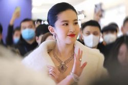 Lưu Diệc Phi nổi bật tại sự kiện sau khi trở về từ Mỹ