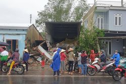 Container nổ lốp, tông liên tiếp 7 nhà dân