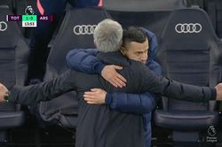 Tottenham 2-0 Arsenal: Son lập siêu phẩm, Mourinho ăn mừng như… Ibrahimovic