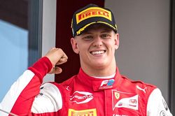 Định mệnh nhà Schumacher: Ngày con trai nối nghiệp cha ở F1 sắp tới