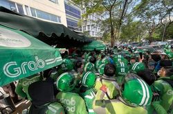 Hàng trăm tài xế 'vây' trụ sở Grab ở Hà Nội