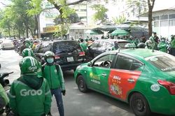Tài xế diễu hành phản đối Grab tăng khấu trừ doanh thu