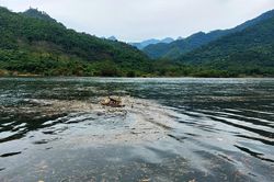 Vô số rác trên mặt lòng hồ thủy điện Hủa Na