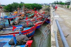 Tái diễn tình trạng chiếm dụng thân cầu Diễn Kim làm nơi neo đậu tàu thuyền