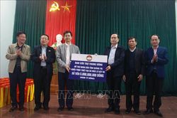 Thăm, tặng quà người dân bị ảnh hưởng do bão, lũ tại Quảng Trị