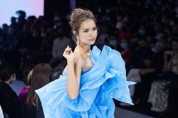 Hoa hậu Ngọc Châu diện váy xếp nếp ấn tượng, làm 'nàng tiên xanh' mở màn show thời trang