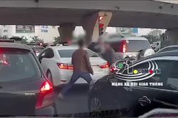 Tát lái xe máy do va chạm nhẹ, tài xế ô tô bị đánh tơi tả