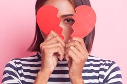 Đừng vội mơ về mùa lễ hội hạnh phúc, bạn cần vượt qua 'ngày dễ chia tay người yêu nhất' đã
